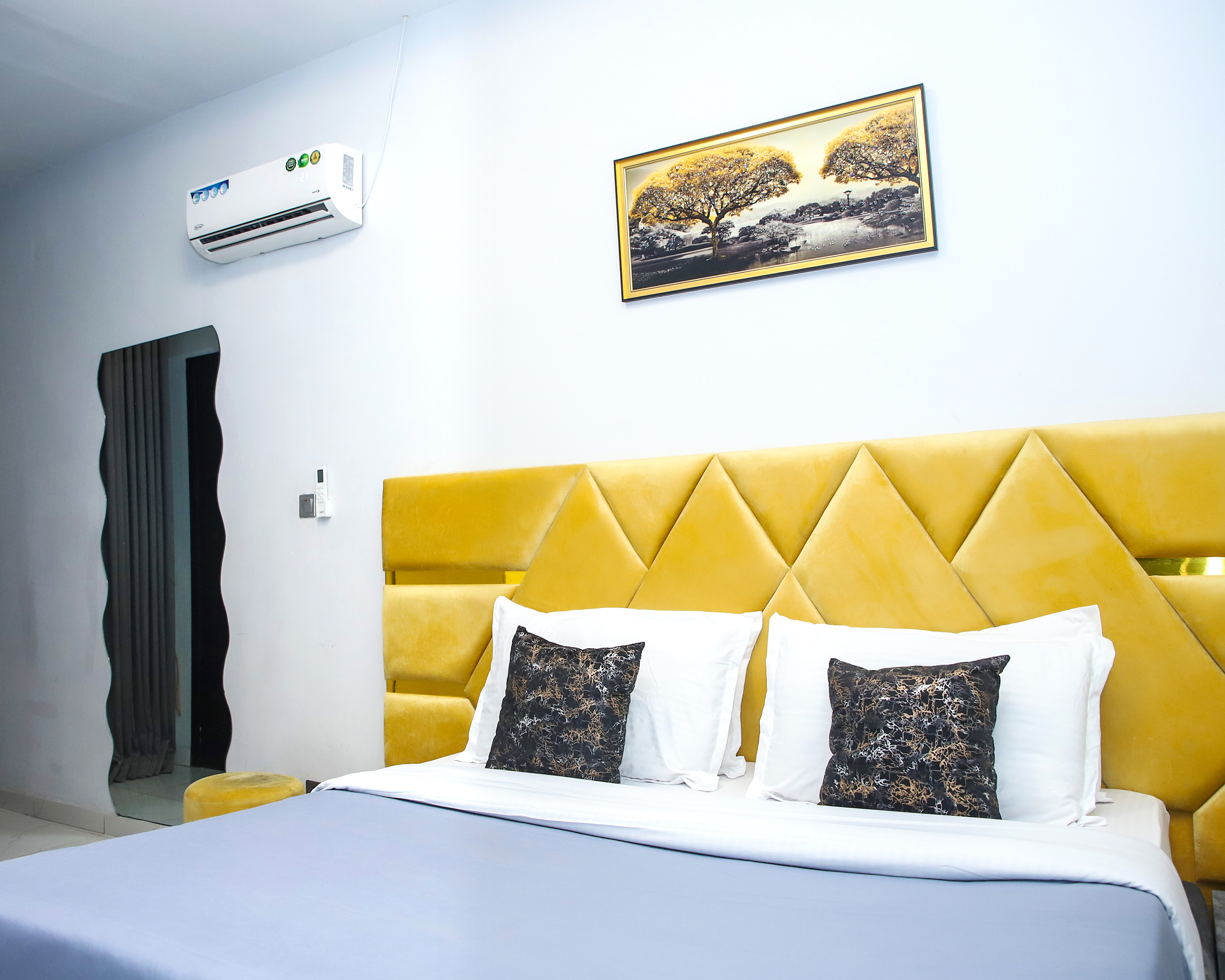 Luxury 4-Bedroom Duplex - Your Perfect Home Away From Home photo 8