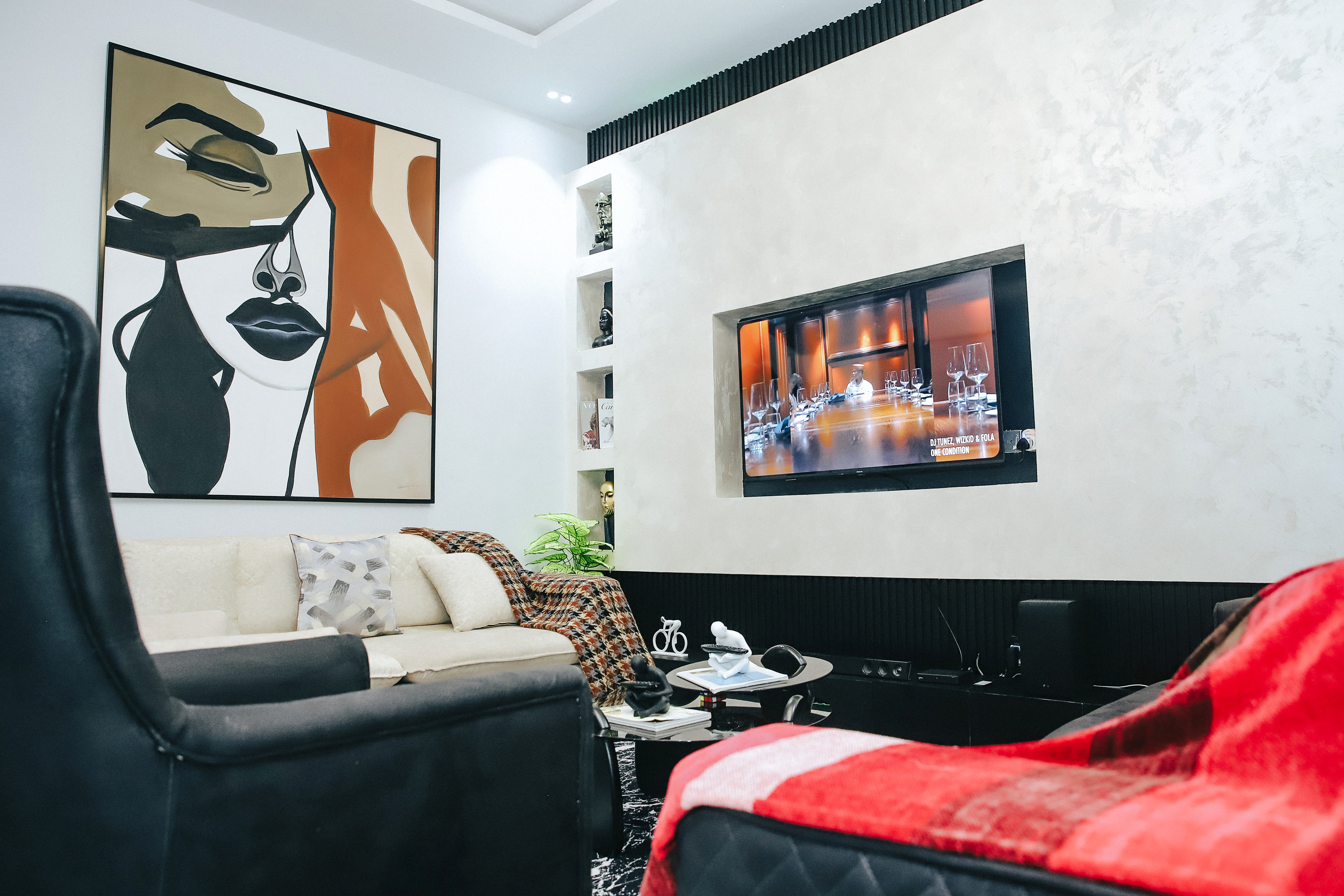 Luxury 4-Bedroom Duplex - Your Perfect Home Away From Home photo 2