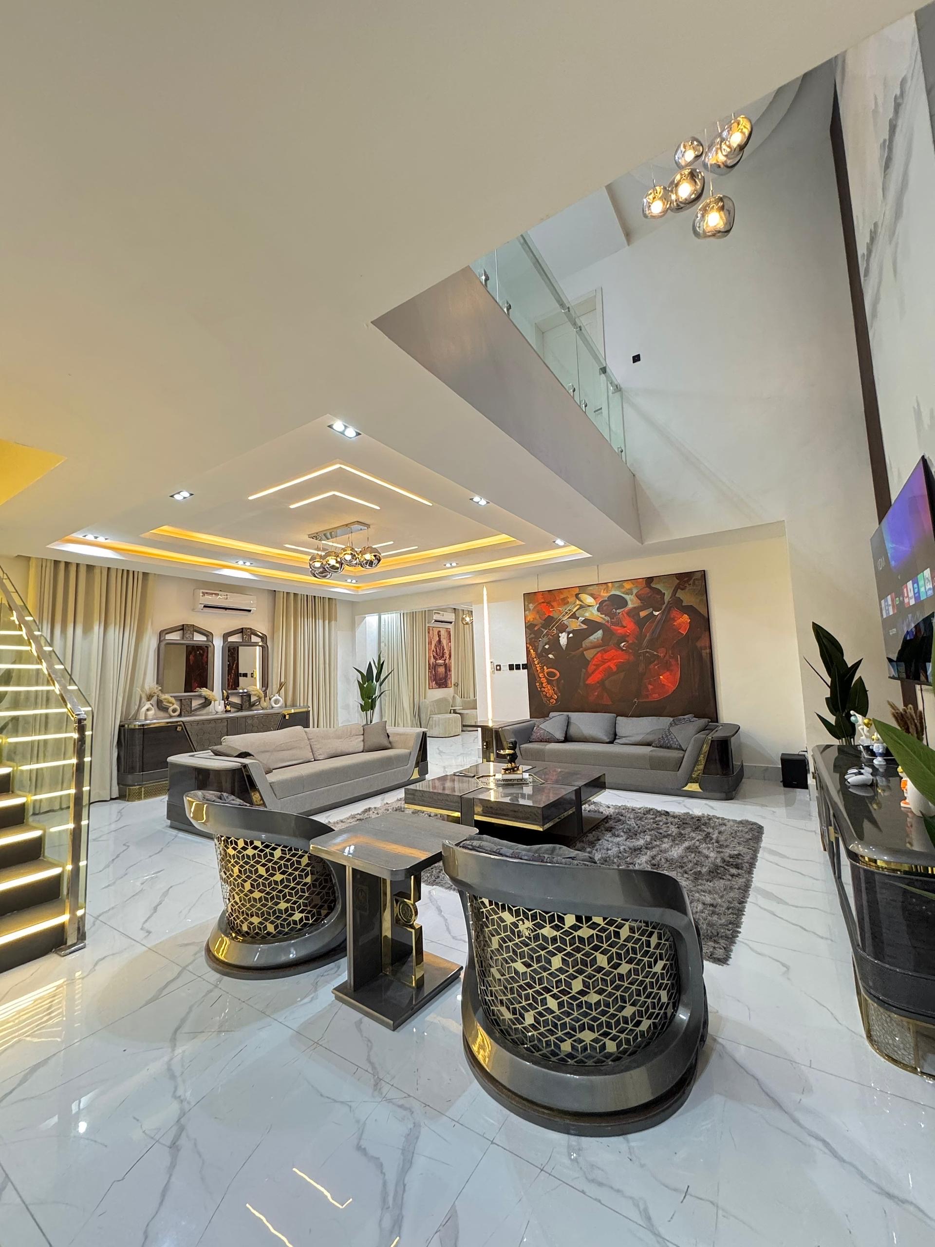LUXE 6-BEDROOM DUPLEX APARTMENT